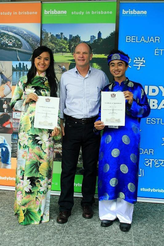 Cựu Bí thư Tỉnh Đoàn Bình Phước Trần Quốc Duy và Người đẹp du lịch Việt Nam Huỳnh Thị Ngọc Hân được cựu thị trưởng TP. Brisbane Campbell Newman phong danh “”Đại sứ sinh viên quốc tế”.