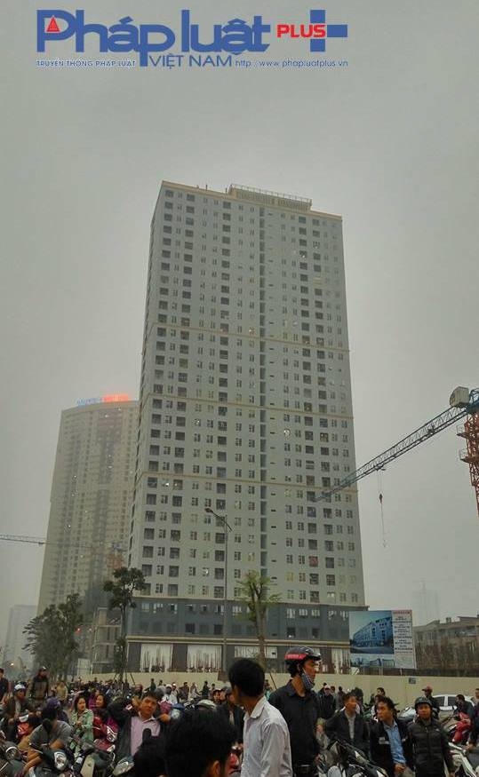 Tòa nhà đối diện khu vực xảy ra vụ nổ cũng bị rung lắc, vỡ cửa kính.