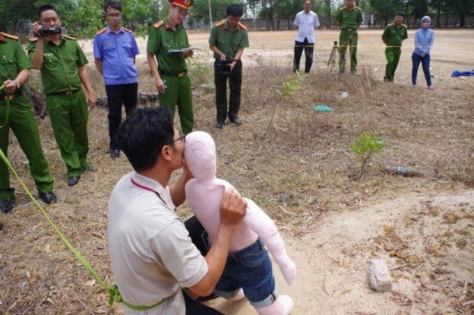 Cơ quan điều tra thực nghiệm hiện trường vụ án (Ảnh: Công lý)