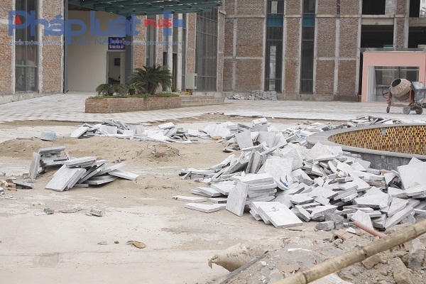 Khuôn viên sân chơi bừa bộn gạch và cát.