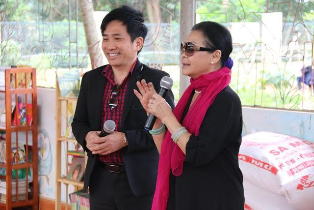 Danh ca Khánh Ly mong các em luôn khỏe mạnh để trau dồi kiến thức, có ích cho đời.