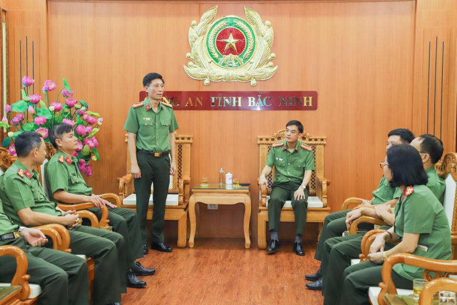 Đại tá Phạm Viết Dũng, Phó Giám đốc Công an thành phố Hải Phòng gửi lời thăm hỏi, động viên, chia sẻ khó khăn với Công an Bắc Ninh trong đợt bão lũ lịch sử.