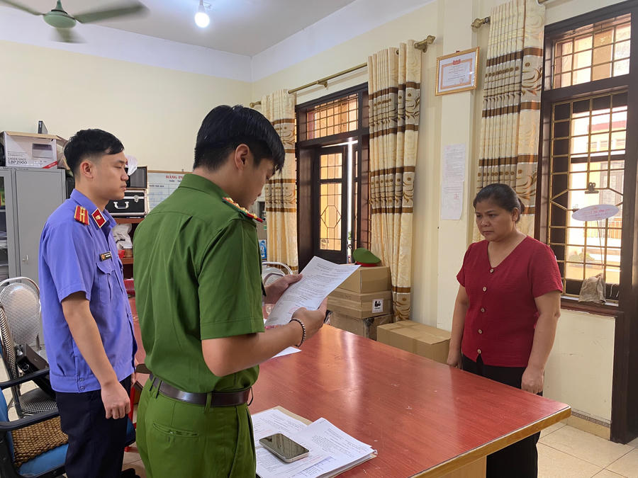Cơ quan điều tra tống đạt quyết định khởi tố bị can đối với bà Mã Thúy Huyền. Ảnh Công an Cao Bằng