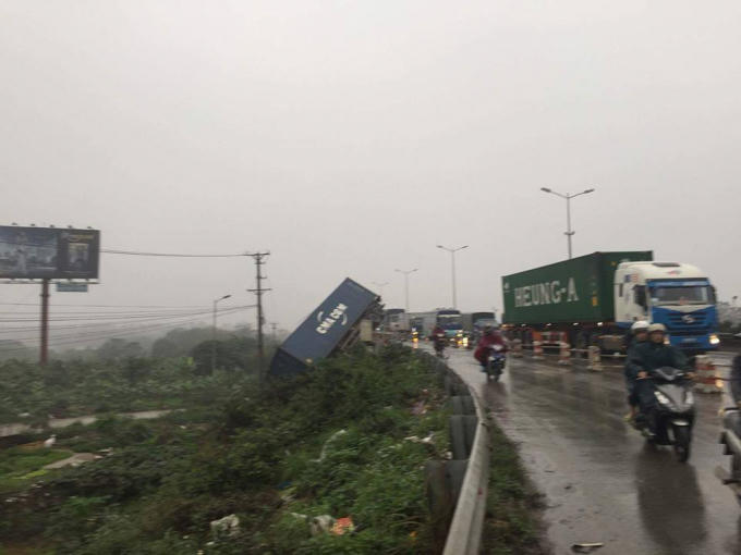 Chiếc container lao xuống thành cầu.