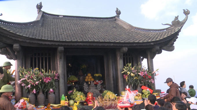 Chùa thờ Tam Tổ, chính vị là vua Trần Nhân Tông, đặc điểm nổi bật là mọi thứ, từ đồ thờ cho đến mái, cột, dầm, xà, rui, kèo trong chùa đều bằng đồng.