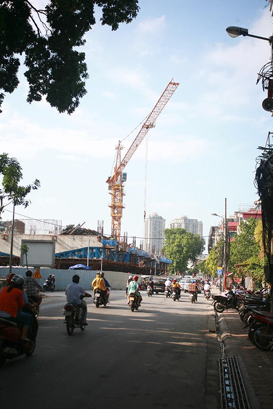 Chẳng ai dám chắc điều gì sẽ xảy ra nếu chiếc cẩu tháp trên đường Láng này xảy ra sơ sót...