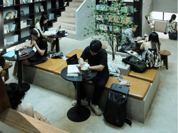 “Thư viện mở” lý tưởng của sinh viên ngày nay. Ảnh: Facebook Contrast Coffee