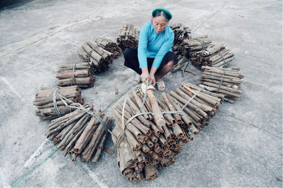 Một trong những bức ảnh thuộc chùm ảnh “Giấc mơ trên lưng mẹ”.