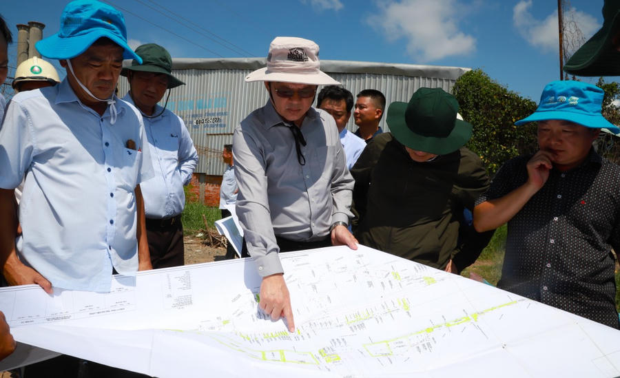 Phó Chủ tịch UBND tỉnh Kiên Giang Giang Thanh Khoa xem sơ đồ thực hiện công tác đền bù giải tỏa và tiến độ thi công dự án