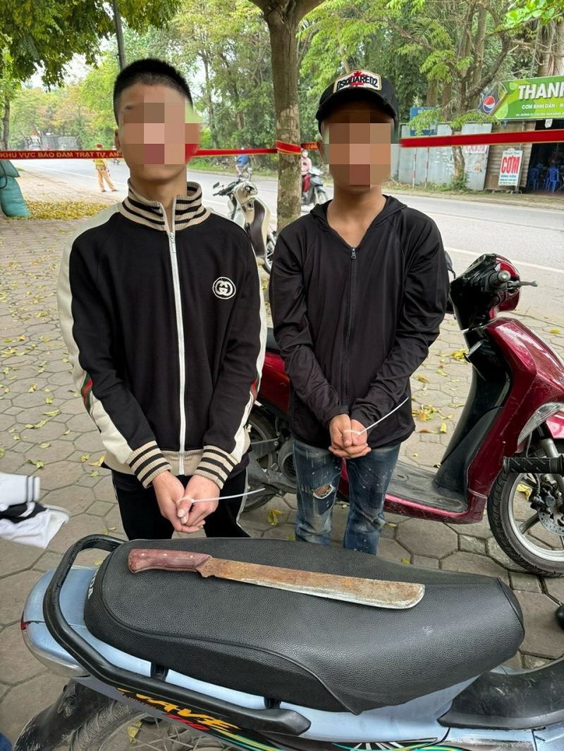 Hai nam thanh niên giấu dao trong áo vải tìm đối thủ giải quyết mâu thuẫn.