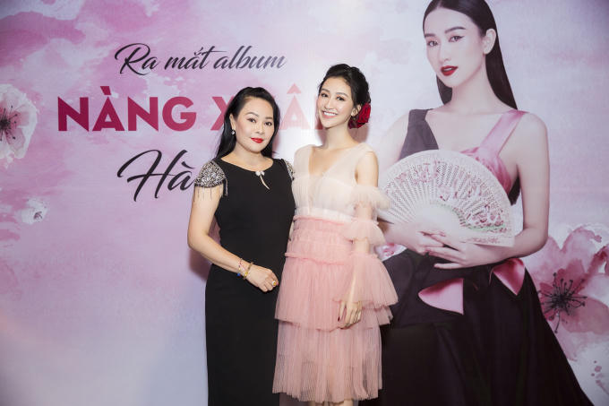 Ca sĩ Đông Đào cũng đến chúc mừng học trò của mình.