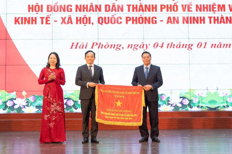Phó Chủ tịch nước CHXHCN Việt Nam, Phó Chủ tịch thứ nhất Hội đồng Thi đua khen thưởng TW Võ Thị Ánh Xuân trao cờ Đơn vị dẫn đầu phong trào thi đua yêu nước năm 2021 tặng TP Hải Phòng.
