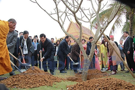 Chủ tịch nước nhấn mạnh công cuộc đổi mới đất nước mạnh mẽ, toàn diện, đồng bộ trong tiến trình hội nhập quốc tế đòi hỏi mọi người Việt Nam dù thuộc dân tộc nào cũng phải nỗ lực phấn đấu hết sức mình, góp phần xây dựng đất nước giàu mạnh, giữ gìn non sông, gấm vóc Việt Nam, xứng đáng với công lao của các thế hệ cha ông và làm tròn trách nhiệm với các thế hệ mai sau.