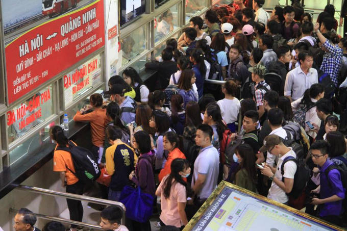Dòng người ùn ùn “rời đô” về nghỉ lễ 2/9