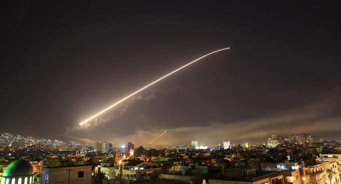 Mỹ và Anh - Pháp nã hơn 100 tên lửa vào Syria hôm 14/4.