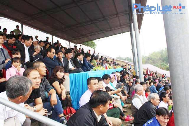 Nhiều gia đình đưa cả con nhỏ, ông bà đến xem và cổ vũ cho những "ông cầu" dưới sân.