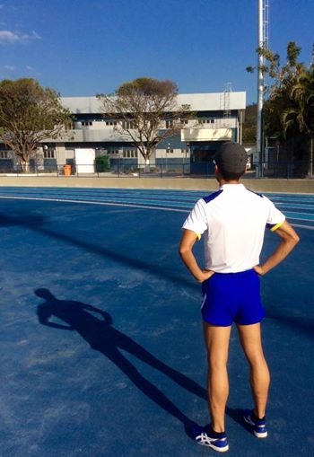 Dù cái nắng đầu giờ chiều  gay gắt, VĐV Đi bộ Nguyễn Thành Ngưng vẫn quyết tâm tập luyện. Ảnh: Facebook