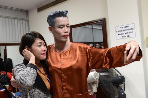 Bạn gái Hiệp Gà lần đầu tiên xuất hiện bên cạnh người yêu trong chương trình mới của anh. Ảnh: internet.