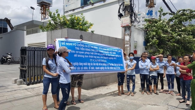 Trong khi khách hàng bao vây đòi nợ thì chồng của ca sĩ Thu Minh đã "cao chạy xa bay".
