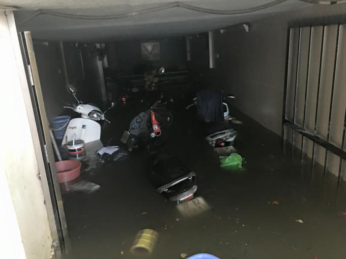 Tại nhiều hầm xe chung cư, cả xe máy, ô tô đều bị nhấn chìm trong biển nước. (Ảnh: VNN).