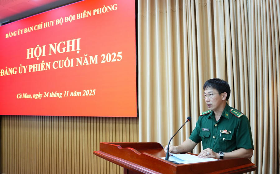 Thượng tá Đặng Việt Hùng - Chủ nhiệm Chính trị Ban Chỉ huy BĐBP tỉnh Cà Mau báo cáo tại Hội nghị.