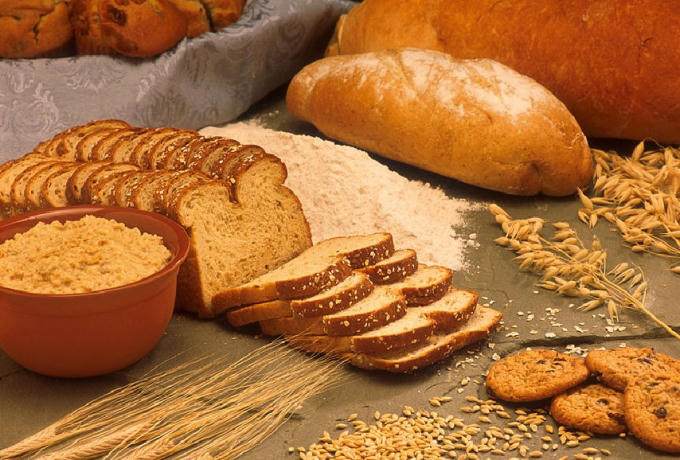 Bánh mì nâu (bánh mì làm từ lúa mỳ nguyên vỏ):Loại thực phẩm này chứa nhiều vitamin B6. Vitamin này rất cần thiết để điều chỉnh hệ thống miễn dịch của cơ thể, duy trì sự trao đổi chất và tăng cường sức khỏe của hệ thần kinh.