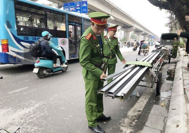Đội Cảnh sát giao thông đường bộ số 7, phối hợp với Công an quận Thanh Xuân xử lý vi phạm xe "tự chế", xe chở hàng hóa cồng kềnh trên địa bàn ngày 30/3/2024. Ảnh: Công an TP Hà Nội