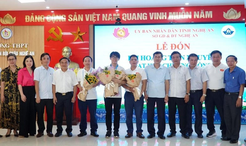 bna-trong-nhung-nam-qua-thay-giao-ngo-sy-thuy-thu-2-tu-phai-sang-3510.