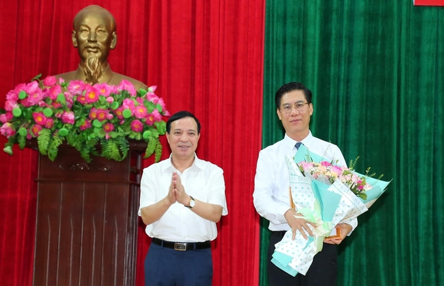 Trao Quyết định của Ban Thường vụ Tỉnh ủy Thanh Hóa về việc thôi giữ chức vụ Bí thư Huyện ủy Vĩnh Lộc đối với ông Lữ Minh Thư, để Bộ Công Thương tiếp nhận, bổ nhiệm chức vụ Cục trưởng Cục Quản lý thị trường tỉnh Thanh Hóa. Ảnh: Minh Hoàng