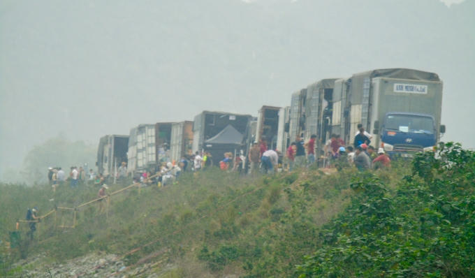 Hàng chục xe tải cỡ lớn cùng đông đảo thành viên trong ekip phục vụ quá trình quay phim.