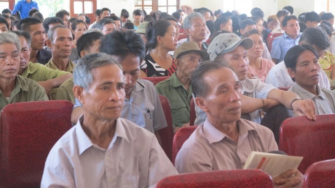 Hàng trăm người dân trên địa bàn xã Thanh Sơn chăm chú lắng nghe cán bộ tư pháp tuyên truyền, phổ biết những quy định, chiều chỉnh pháp luật mới.