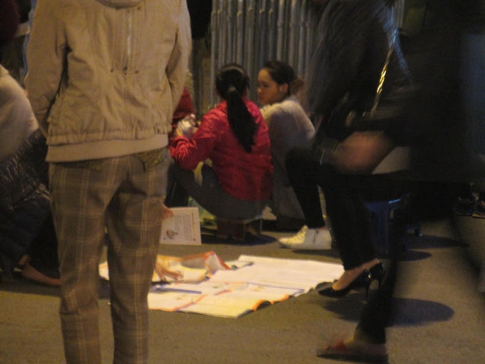 Một vài người dân mang cả giấy báo đi làm