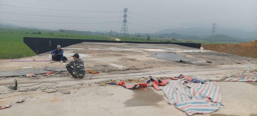 Hình ảnh Công nhân Công ty TNHH Kỹ thuật công trình Sông Trí làm việc trên công trường.