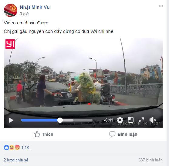 Mặc dù quay đầu trên cầu rồi va chạm với người đi xe nhưng nữ tài xế lái ô tô còn tỏ thái độ không đẹp.