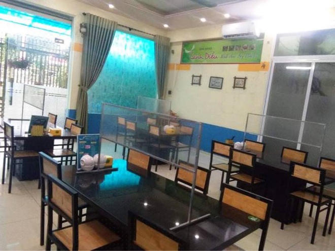 Các nhà hàng, quán ăn, uống được phép hoạt động nhưng phải có vách ngăn, công suất phục vụ không quá 50%.