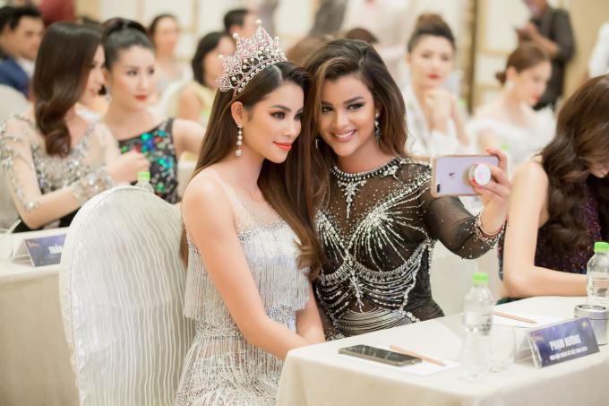 Cận cảnh vương miện Hoa Hậu Ho&agrave;n Vũ Việt Nam 2017 trị gi&aacute; 2,7 tỷ đồng