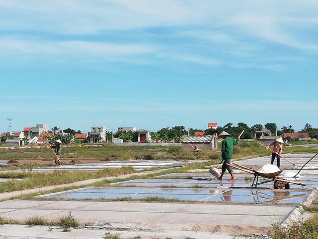 Cái nắng khô cát, rát chân, rát mặt ở vùng biển xã Hải Lý những ngày khiến những người dân làm muối mừng ra mặt nhưng cũng khiến họ kiệt sức.