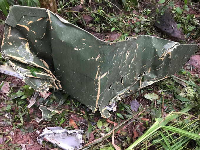 Nhiều mảnh vỡ tại hiện trường nơi chiếc máy bay rơi.