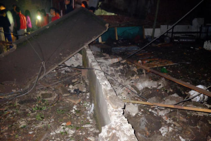 Sức ép trong vụ nổ làm một bức tường lớn đổ gục. Ảnh Vinh Khoa