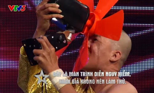 3 gi&aacute;m khảo Got Talent run sợ với Kungfu d&ugrave;ng lưỡi chặn đứng c&aacute;nh quạt