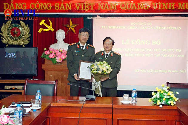 Thiếu tướng Đỗ Lê Chi trao quyết định bổ nhiệm Tổng Biên tập Tạp chí CAND cho Thiếu tướng Nguyễn Hồng Thái (Ảnh: BVPL)