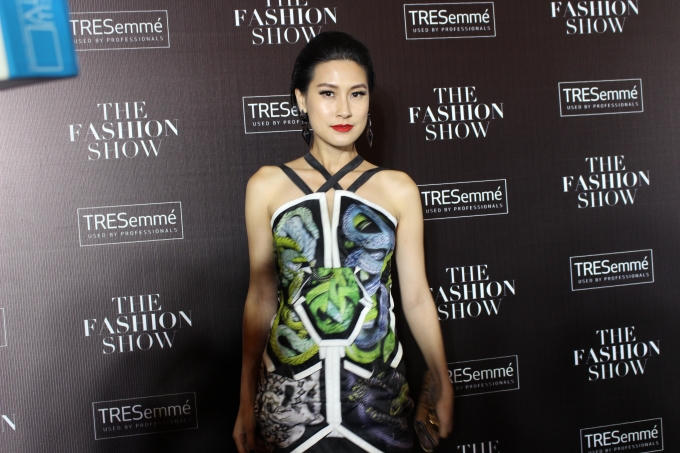 Kathy Uyên trẻ trung với chiếc đầm họa tiết của NTK Võ Công Khanh (Ảnh: Phương Thảo)