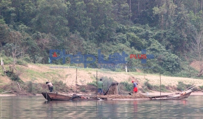 Mỗi ngày có hàng chục lượt đò khai thác ngoài khu vực cấp phép như vậy nhưng tất cả họ đều phải mua phiếu của tại chốt của các công ty trên.