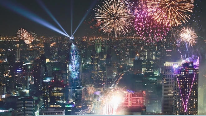 Thủ đô Bangkok của Thái Lan thường đứng đầu danh sách thành phố có cuộc sống về đêm sôi động nhất châu Á. Nếu thích náo nhiệt, đây là một điểm đến đón giao thừa rất thú vị. Bang Kok còn nổi tiếng với những ngôi chùa cổ kính với kiến trúc độc đáo.