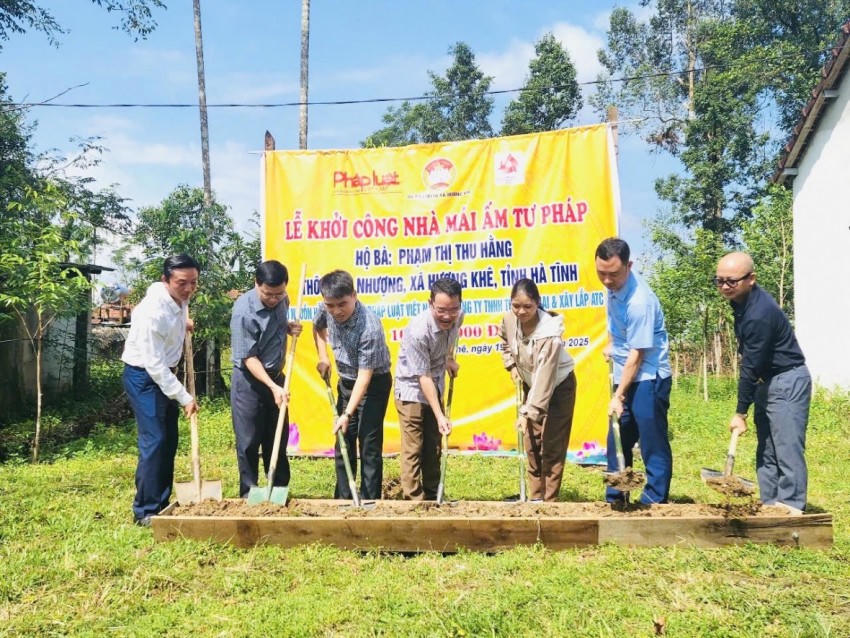 Tiến sĩ Vũ Hoài Nam, Bí thư Đảng uỷ, Tổng biên tập Báo Pháp luật Việt Nam (thứ 4 từ phải sang) cùng đại diện các đơn vị đồng hành, lãnh đạo Sở Tư pháp Hà Tĩnh tổ chức lễ khởi công xây nhà cho hộ gia đình chị Phạm Thị Thu Hằng ở thôn Hòa Nhượng xã Hương Khê, tỉnh Hà Tĩnh.