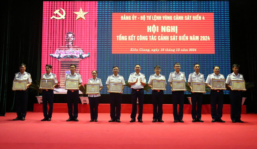 Thiếu tướng Nguyễn Văn Dũng, Chính ủy BTL Vùng Cảnh sát Biển 4 tặng giấy khen cho các cá nhân có thành tích xuất sắc, tiêu biểu trong phong trào thi đua Quyết thắng năm 2024.