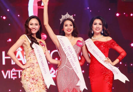 Cách đó một năm, chị gái Thanh Tú cũng đăng quang ngôi vị Á hậu 1 tại cuộc thi Hoa hậu Hoàn vũ năm 2015.