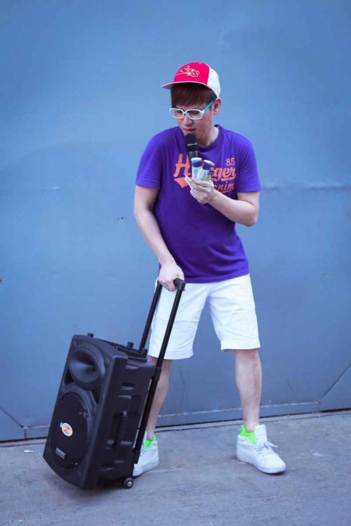 Nguy&ecirc;n Vũ &ldquo;hết thời&rdquo;, đi b&aacute;n kẹo k&eacute;o sống qua ng&agrave;y