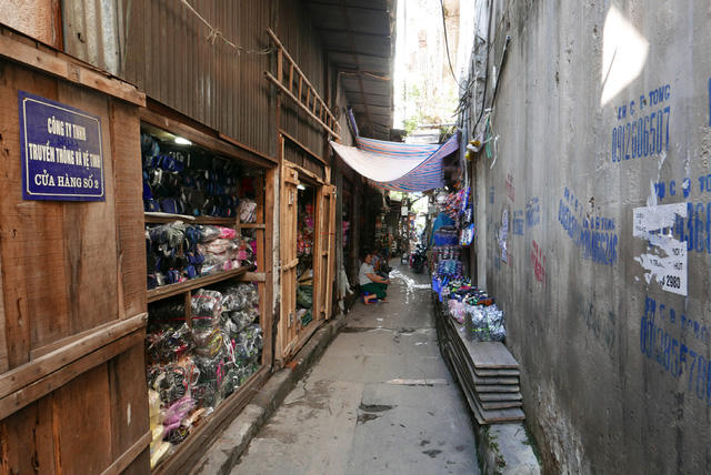 Ở đoạn cầu từ phố Hàng Lược đến ga Long Biên, dưới các ô vòm bịt kín là các ki-ốt kinh doanh tồn tại cũng đã nhiều năm.