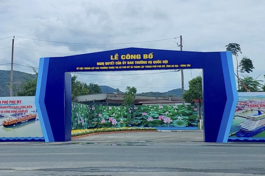 Cổng chào Lễ công bố Nghị quyết của Uỷ ban thường vụ Quốc hội về thành lập thành phố Phú Mỹ cơ bản đã hoàn thiện xong, sẵn sàng cho ngày hội lớn của Đảng bộ, chính quyền và nhân dân thị xã
